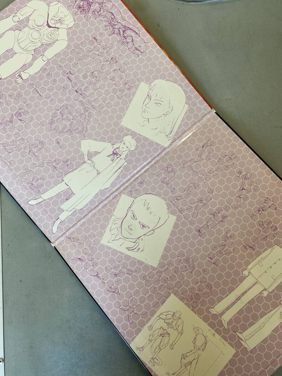 Gatefold interior — full span. "キャラクタースケッチ 大友克洋" (Character Sketches, Katsuhiro Otomo). Both interior panels printed with Otomo's working drawings on a lavender hexagonal-pattern ground — robot poses, figure studies, face portraits, action sketches. Production documentation reproduced as packaging.