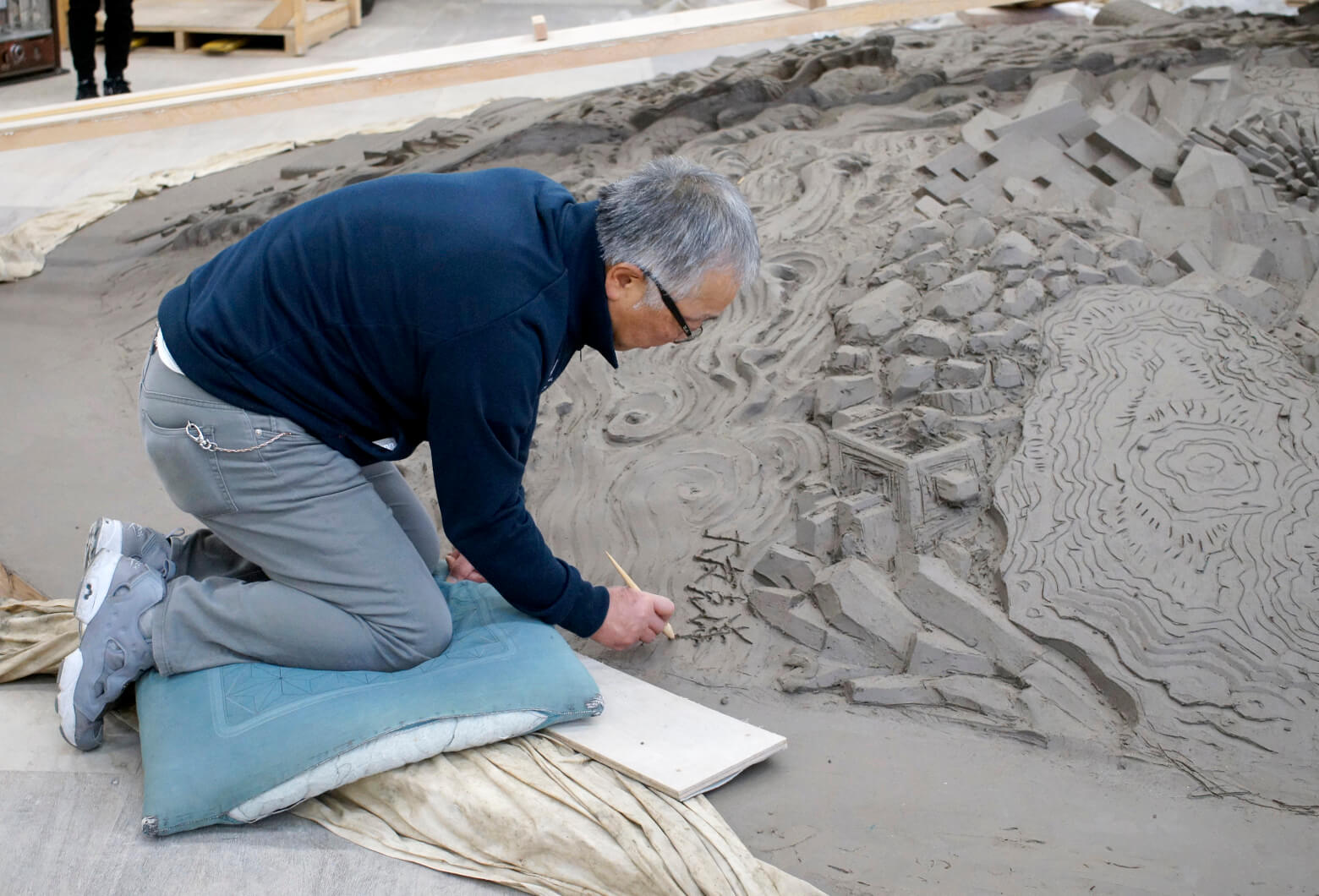 Otomo signing the clay master at CREARE Atami-Yugawara Studio