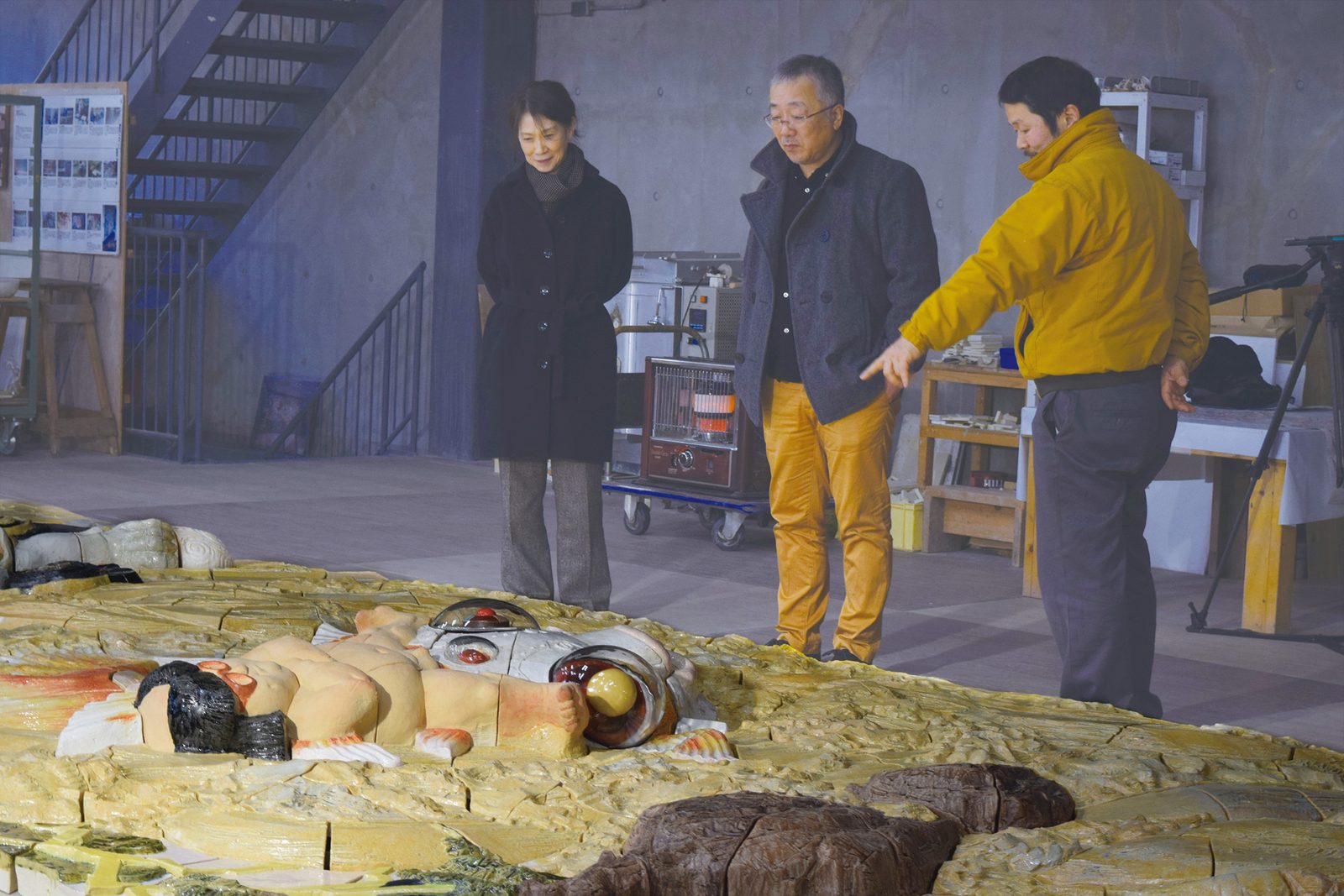 Otomo inspecting the glazed Kinka Dōji figure at the studio with CREARE artisans