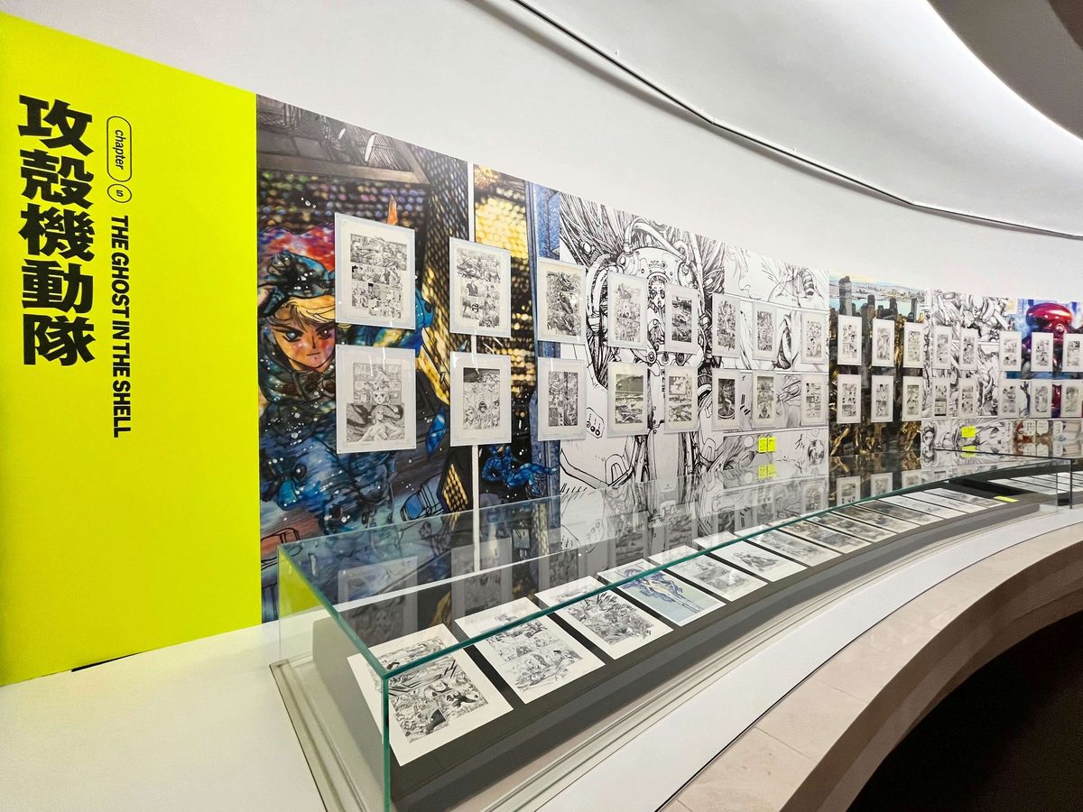 Chapter 5: 攻殻機動隊 (Ghost in the Shell) &mdash; curved wall installation with original manuscripts mounted above display cases